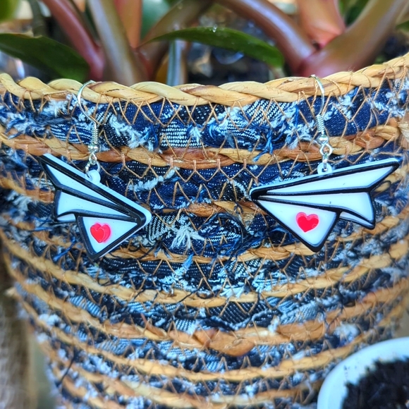 NWT/IP: (unbranded) 💌❤️🤓LOVE LETTER/PAPER AIRPLANE🤓❤️💌 acryl dangle earrings - Picture 2 of 4